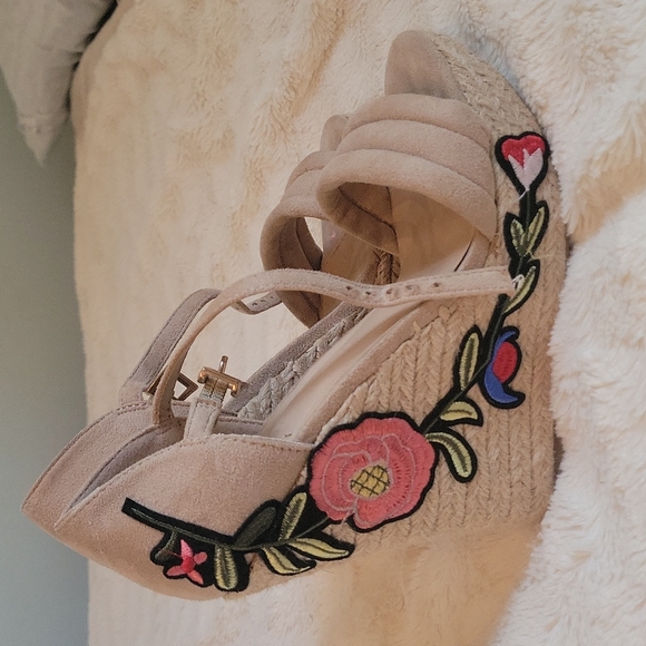 Beige wedge sandal - Picture 4 of 6